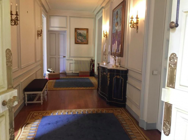 A view of the entrance hall in the apartment, before the recent refurbishments. © DR
