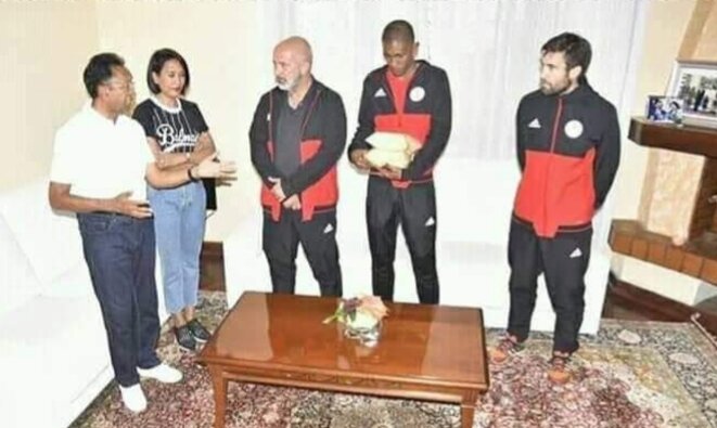 Les époux H.Rajaonarimampianina, étaient l'un des soutiens indéfectibles de BARÉA au même rang que d'autres sponsors tels que la Telma et la famille Hiridjee Hassanein et Amine. Les époux H.Rajaonarimampianina, étaient l'un des soutiens indéfectibles de BARÉA au même rang que d'autres sponsors tels que la Telma et la famille Hiridjee Hassanein et Amine.