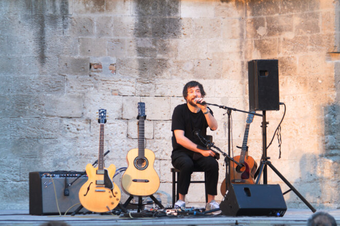 Raül : « Anglais, français, catalan ou castillan ? « La foule « Espagnol ! » © Benjamin MiNiMuM Raül : « Anglais, français, catalan ou castillan ? « La foule « Espagnol ! » © Benjamin MiNiMuM