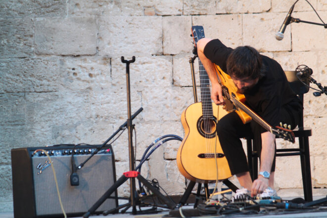 La connivence d’un homme et sa guitare © Benjamin MiNiMuM La connivence d’un homme et sa guitare © Benjamin MiNiMuM
