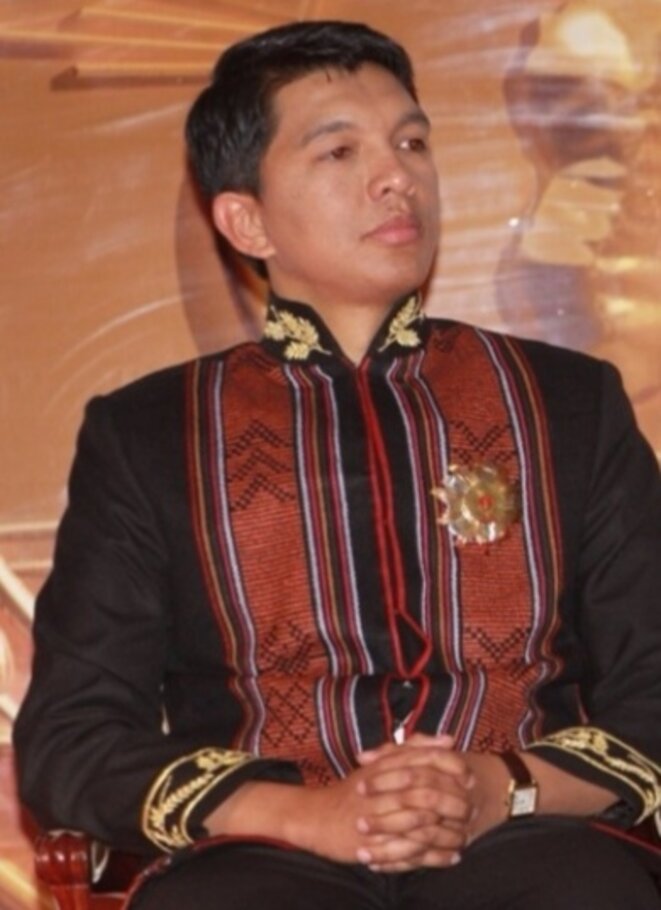 Monsieur est en quête de toutes les opportunités qui puissent le rendre populaire. A.Rajoelina, vu dans quelle condition il avait été élu, est condamné à chercher une incertaine légitimité auprès du peuple malgache. Le BARÉA était là, c'est une occasion en or. Monsieur est en quête de toutes les opportunités qui puissent le rendre populaire. A.Rajoelina, vu dans quelle condition il avait été élu, est condamné à chercher une incertaine légitimité auprès du peuple malgache. Le BARÉA était là, c'est une occasion en or.
