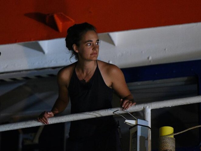Carola Rackete sur le « Sea-Watch 3 » le 29 juin, à Lampedusa. © Reuters