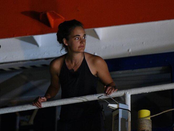Carola Rackete sur le « Sea-Watch 3 » le 29 juin, à Lampedusa. © Reuters Carola Rackete sur le « Sea-Watch 3 » le 29 juin, à Lampedusa. © Reuters