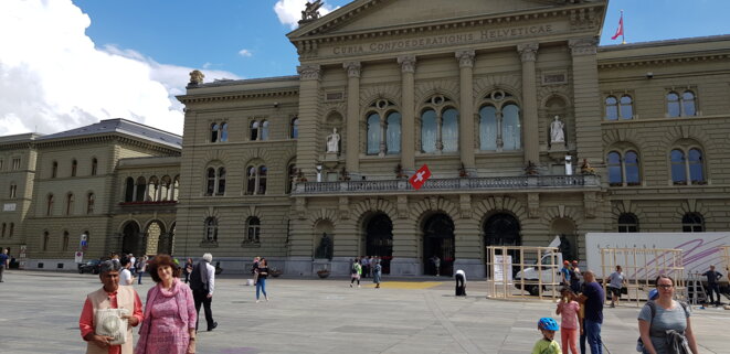 Rajagopal et Jill Carr-Harris devant le Conseil National, Berne, 20 juin 2019 © Benjamin Joyeux Rajagopal et Jill Carr-Harris devant le Conseil National, Berne, 20 juin 2019 © Benjamin Joyeux