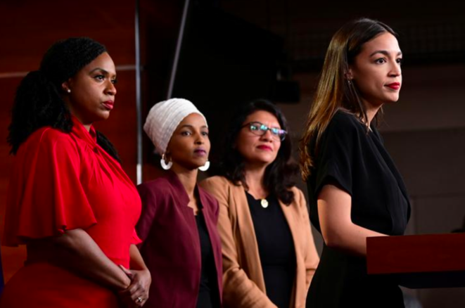 De g. à d. : Ayanna Pressley, Ilhan Omar, Rashita Tlaib et Alexandria Ocasio-Cortez répondent à Donald Trump, le 15 juillet 2019. © Reuters