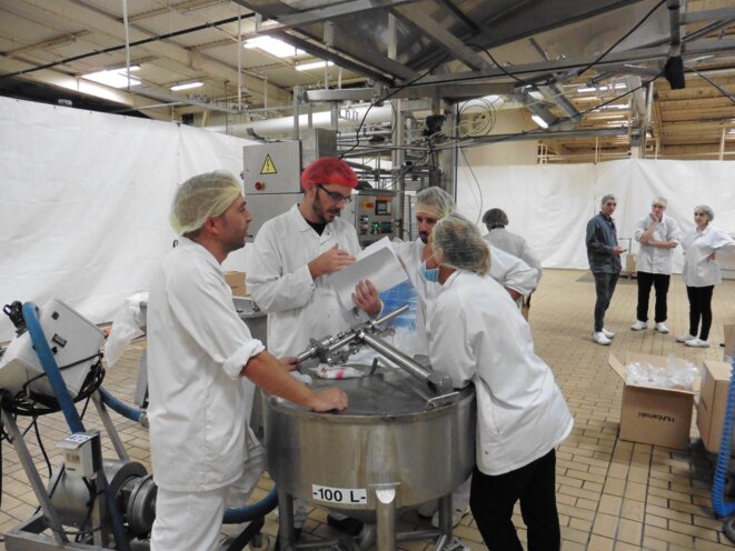 A la fabrique du Sud, les ouvriers ont pris les commandes de la production. Ils répartissent eux-mêmes les livraisons, en prenant soin d'instaurer une bonne ambiance de travail. © Pierre Isnard-Dupuy A la fabrique du Sud, les ouvriers ont pris les commandes de la production. Ils répartissent eux-mêmes les livraisons, en prenant soin d'instaurer une bonne ambiance de travail. © Pierre Isnard-Dupuy