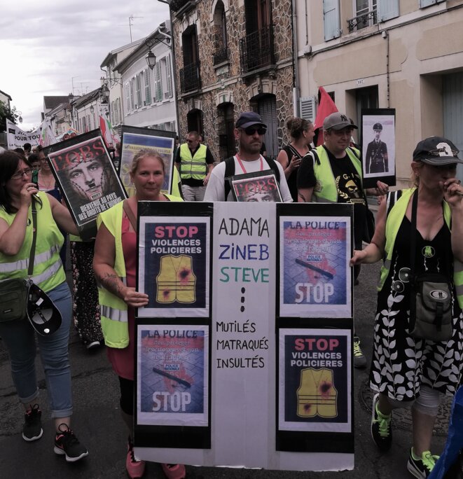 Gilets Jaunes aux pancartes contre les violences policières, Marche Adama, 20 juillet 2020 © Chloé Valls Gilets Jaunes aux pancartes contre les violences policières, Marche Adama, 20 juillet 2020 © Chloé Valls