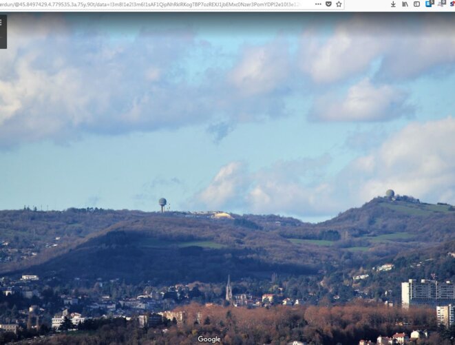 Le Mont-Verdun au-dessus de Lyon : ce site, dans ses installations visibles et souterraines (des kilomètres de galeries), centralisent toutes les données d'observation des engins spatiaux et aériens aux comportements non-explicables par la physique de propulsion conventionnelle des années 2019. Chose amusante, des militants pacfistes s'étaient introduits dans les tunnels au moment de leur construction, découvrant des galeries à la complexité inattendue. © Wikipedia Le Mont-Verdun au-dessus de Lyon : ce site, dans ses installations visibles et souterraines (des kilomètres de galeries), centralisent toutes les données d'observation des engins spatiaux et aériens aux comportements non-explicables par la physique de propulsion conventionnelle des années 2019. Chose amusante, des militants pacfistes s'étaient introduits dans les tunnels au moment de leur construction, découvrant des galeries à la complexité inattendue. © Wikipedia