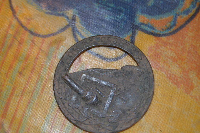 Insigne des troupes de forteresse de la ligne maginot, "on ne passe pas" Insigne des troupes de forteresse de la ligne maginot, "on ne passe pas"