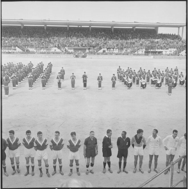Présentation des équipes du Sporting Club d'El Biar et du Stade de Reims / Crédits photo : L'Etablissement de Communication et de Production Audiovisuelle de La Défense (ECPAD) Présentation des équipes du Sporting Club d'El Biar et du Stade de Reims / Crédits photo : L'Etablissement de Communication et de Production Audiovisuelle de La Défense (ECPAD)