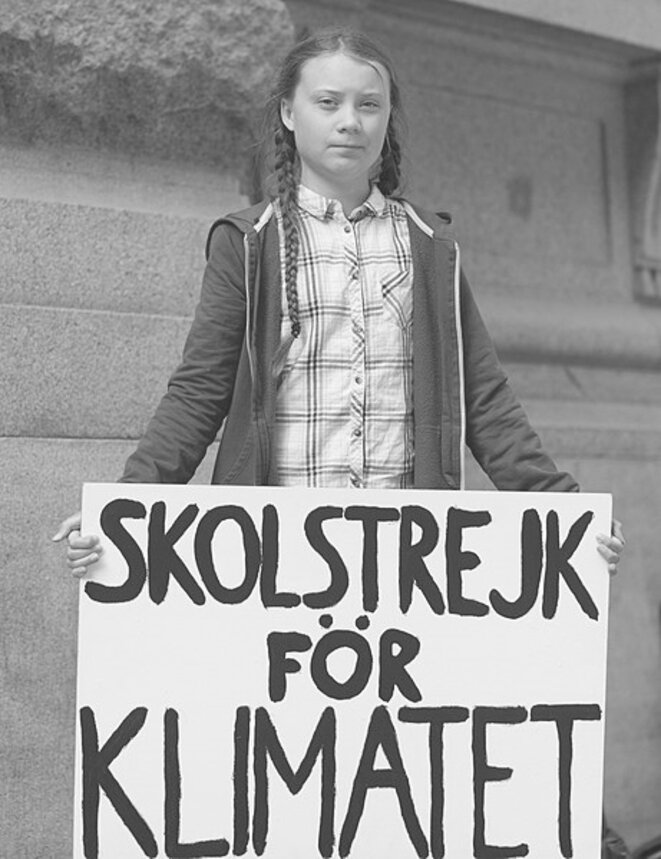 Greta Thunberg devant le Parlement suédois (2018) © Retraitement N&B. Source: Andres Hellberg, via Wikimedia Commons, licence CC-BY-SA 4.0. int.