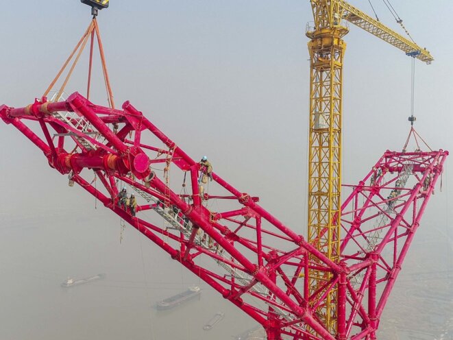 Construction d'un pilone électrique à ultra haute tension en courant continu (UHVDC) en Chine, dans la ville de Fanchang, dans la province d'Anhui. © http://news.qcx868.com Construction d'un pilone électrique à ultra haute tension en courant continu (UHVDC) en Chine, dans la ville de Fanchang, dans la province d'Anhui. © http://news.qcx868.com