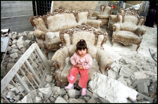 Petite fille dans les gravas d'une habitation palestinienne détruite. © ICAHD