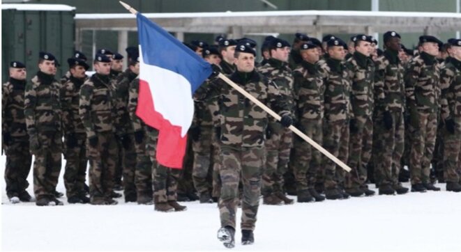 les-militaires-et-le-drapeau