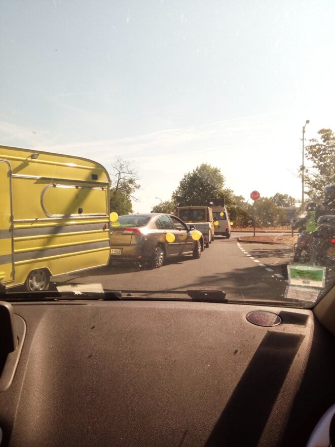 Le 13 juillet, la caravane des caravanes jaunes se dirige vers Paris © Caravanes des caravanes Le 13 juillet, la caravane des caravanes jaunes se dirige vers Paris © Caravanes des caravanes