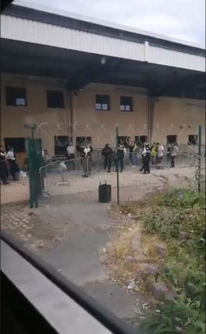 14 juillet, fête nationale, Paris. Les Gilets jaunes parqués par la milice de Castaner dans d'anciens entrepôts de la SNCF © Mary On 14 juillet, fête nationale, Paris. Les Gilets jaunes parqués par la milice de Castaner dans d'anciens entrepôts de la SNCF © Mary On