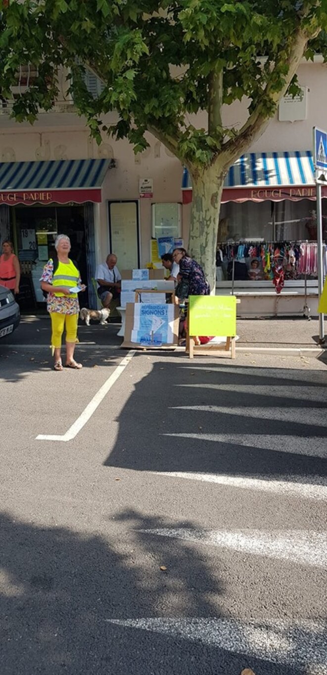 Manosque, le 21 juillet. Stand pour la signature contre la privatisation d’ADP © Laurent Vicente Manosque, le 21 juillet. Stand pour la signature contre la privatisation d’ADP © Laurent Vicente