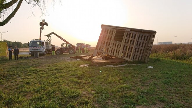 24 juillet, destruction urgente de la cabane des Gilets jaunes à Chauny dans l’Aisne 24 juillet, destruction urgente de la cabane des Gilets jaunes à Chauny dans l’Aisne
