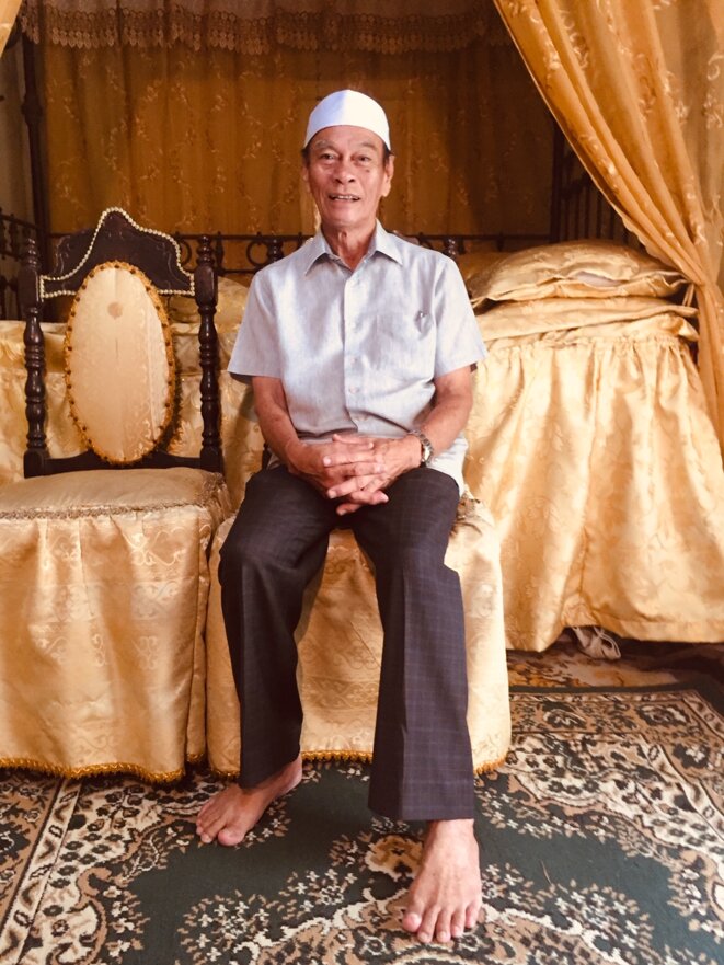 Ibrahim "Hadji" Mushim dans la villa Sentosa, devant un lit ancien. © Claude Hudelot Ibrahim "Hadji" Mushim dans la villa Sentosa, devant un lit ancien. © Claude Hudelot