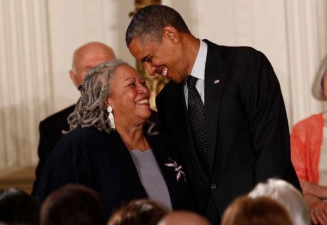 TONI MORRISON AVEC BARAK OBAMA LUI DÉCERNANT LA MÉDAILLE DE LA LIBERTÉ - LA PLUS HAUTE DISTINCTION CIVILE AMÉRICAINE - EN MAI 2012 - KEVIN LAMARQUE - REUTERS © EXEQUATUR E’M.C. TONI MORRISON AVEC BARAK OBAMA LUI DÉCERNANT LA MÉDAILLE DE LA LIBERTÉ - LA PLUS HAUTE DISTINCTION CIVILE AMÉRICAINE - EN MAI 2012 - KEVIN LAMARQUE - REUTERS © EXEQUATUR E’M.C.