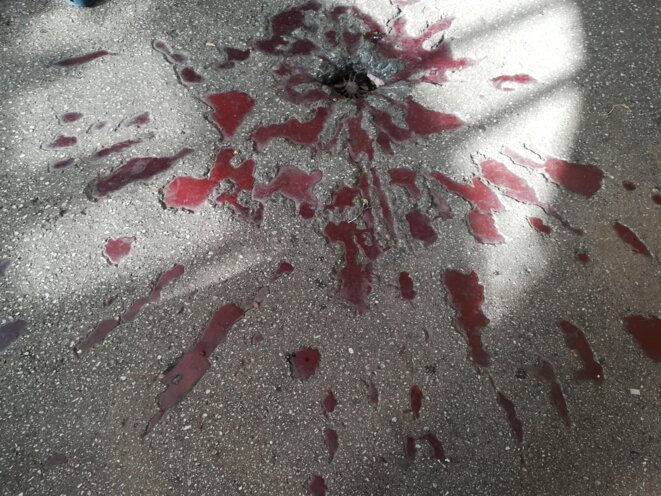photo d'une rose au marché de Sarajevo. les habitant.e.s ont peint les endroits où des obus ont explosés. photo d'une rose au marché de Sarajevo. les habitant.e.s ont peint les endroits où des obus ont explosés.