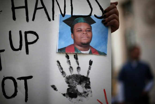 Portrait en hommage à Michael Brown, lors d'un rassemblement à Los Angeles (Californie), en 2014. © Reuters Portrait en hommage à Michael Brown, lors d'un rassemblement à Los Angeles (Californie), en 2014. © Reuters