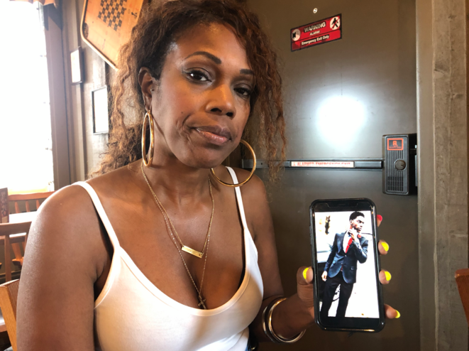 Melissa McKennies, la mère de Danye Jones, en juin 2019. Elle montre une photo de son fils, sur son téléphone. © Mathieu Magnaudeix Melissa McKennies, la mère de Danye Jones, en juin 2019. Elle montre une photo de son fils, sur son téléphone. © Mathieu Magnaudeix