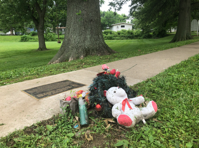 Le mémorial d'hommage à Michael Brown, près de l'endroit où il a été tué. © Mathieu Magnaudeix Le mémorial d'hommage à Michael Brown, près de l'endroit où il a été tué. © Mathieu Magnaudeix