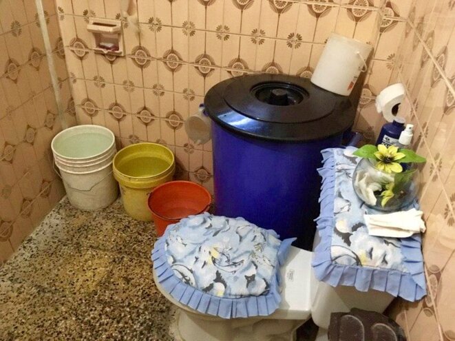 Salle de bain sans eau courante à Caracas © Florence Poznanski Salle de bain sans eau courante à Caracas © Florence Poznanski