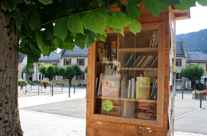 Cabane à lecture peu esthétique, mais utile et prisée © Patrice Morel (août 2019)