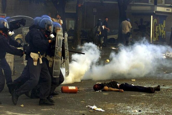 Le corps du manifestant Carlo Giuliani, tué par un carabinier le 20 juillet 2001, à Gênes © REUTERS/Dylan Martinez Le corps du manifestant Carlo Giuliani, tué par un carabinier le 20 juillet 2001, à Gênes © REUTERS/Dylan Martinez