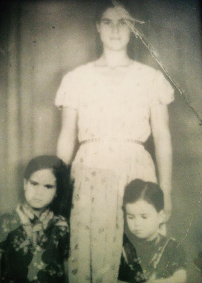 Fatna Badaî et ses deux filles, Fatiha, 6 ans, et Rachida, 5 ans. Fatna Badaî et ses deux filles, Fatiha, 6 ans, et Rachida, 5 ans.