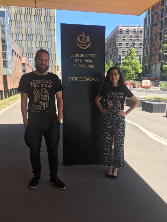 Arne Semsrott et Luisa Izuzquiza devant la Cour européenne à Luxembourg.