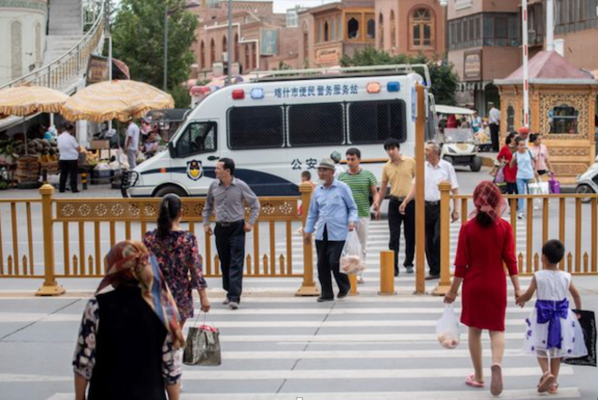 Un véhicule de police patrouille à kashgar, Chine, 25 juin 2017 Un véhicule de police patrouille à kashgar, Chine, 25 juin 2017