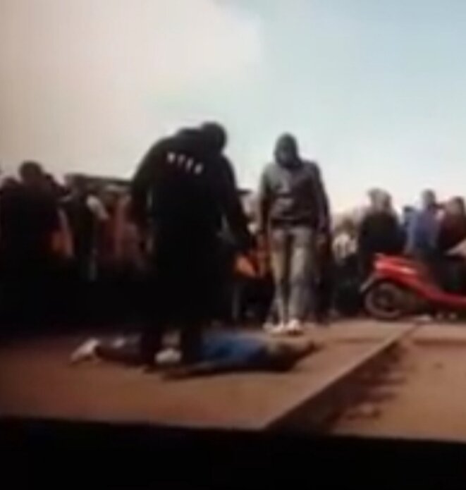 Un homme sans défense, ventre à terre, abattu froidement et publiquement. Ce cas n'est pas la première fois encore moins la dernière fois. Question : et si ce n'était pas un malfaiteur mais plutôt un homme de main qui commence à gêner, on n'en sait rien. Un homme sans défense, ventre à terre, abattu froidement et publiquement. Ce cas n'est pas la première fois encore moins la dernière fois. Question : et si ce n'était pas un malfaiteur mais plutôt un homme de main qui commence à gêner, on n'en sait rien.