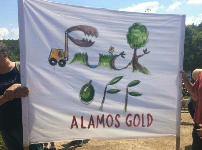 Mont Ida : Banderole dénonçant la responsabilité de la compagnie canadienne Alamos Gold dans la destruction de l'environnement Mont Ida : Banderole dénonçant la responsabilité de la compagnie canadienne Alamos Gold dans la destruction de l'environnement