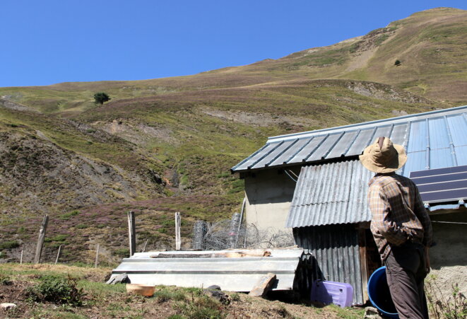 La cabane des Pugues où le berger Loïc passe l'été. © ER La cabane des Pugues où le berger Loïc passe l'été. © ER