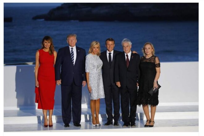 From the left, First lady Melania Trump, left, President Donald Trump, Brigitte Macron, French President Emmanuel Macron, Chile's President Sebastian Pinera, second right, Pinera's wife Cecilia Morel pose for the G7 family photo Sunday, Aug. 25, 2019 in Biarritz © François Mori/AP/SIPA From the left, First lady Melania Trump, left, President Donald Trump, Brigitte Macron, French President Emmanuel Macron, Chile's President Sebastian Pinera, second right, Pinera's wife Cecilia Morel pose for the G7 family photo Sunday, Aug. 25, 2019 in Biarritz © François Mori/AP/SIPA