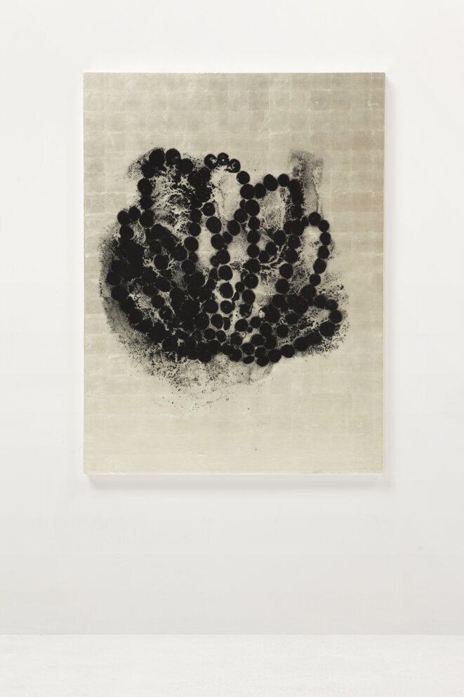 Jean-Michel Othoniel,Black Lotus, 2017 Impression lithographique sur toile recouverte d’or blanc 160 x 120 cm Oeuvre unique. Éditeur : Édition Othoniel, Imprimeur : Michael Woolworth, Paris Collection de l’artiste © Jean-Michel Othoniel Jean-Michel Othoniel,Black Lotus, 2017 Impression lithographique sur toile recouverte d’or blanc 160 x 120 cm Oeuvre unique. Éditeur : Édition Othoniel, Imprimeur : Michael Woolworth, Paris Collection de l’artiste © Jean-Michel Othoniel