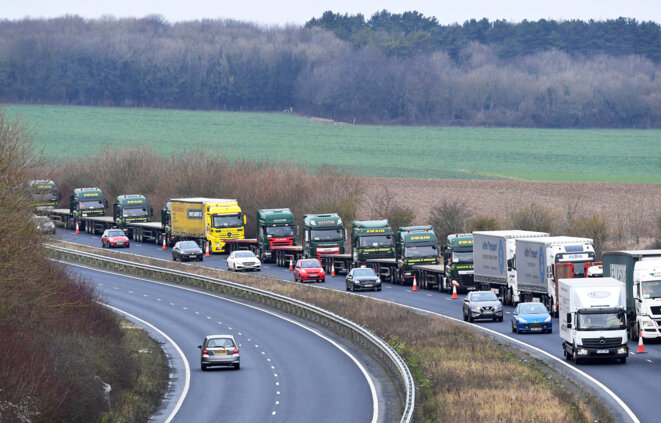 Une queue de poids lourds à Douvres, lors d'un essai de contrôle douanier en vue du Brexit, le 7 janvier 2019. © Reuters Une queue de poids lourds à Douvres, lors d'un essai de contrôle douanier en vue du Brexit, le 7 janvier 2019. © Reuters