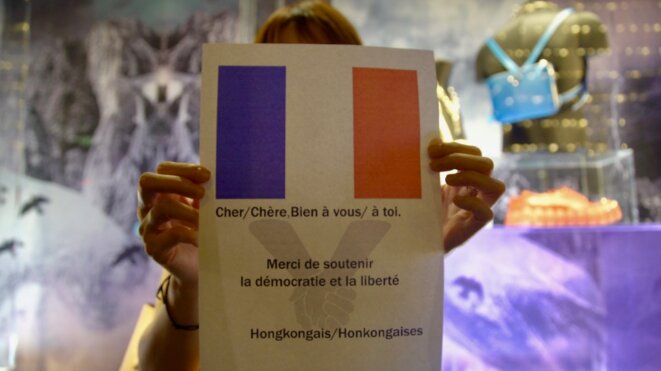 Les manifestants ont recrée une "Baltic line" durant une heure. L'une d'entre elle appelle la France. Central Hong kong le 23/08/2019 © Pierre Thomas Les manifestants ont recrée une "Baltic line" durant une heure. L'une d'entre elle appelle la France. Central Hong kong le 23/08/2019 © Pierre Thomas