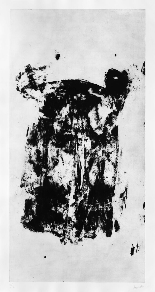 Jannis Kounellis, Sans titre, 2015, De la série des Cappotti Empreinte d’un manteau et carborundum 220 x 120 cm Édition à 12 ex Éditeur et imprimeur : Stamperia d’Arte Albicocco, Udine Courtesy Galerie Lelong & Co. © Jannis Kounellis – Galerie Lelong & Co. Jannis Kounellis, Sans titre, 2015, De la série des Cappotti Empreinte d’un manteau et carborundum 220 x 120 cm Édition à 12 ex Éditeur et imprimeur : Stamperia d’Arte Albicocco, Udine Courtesy Galerie Lelong & Co. © Jannis Kounellis – Galerie Lelong & Co.