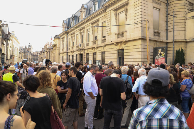 Devant les grilles de la préfecture © Jérôme Gaillard Devant les grilles de la préfecture © Jérôme Gaillard