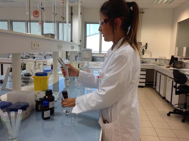 En el laboratorio de control de la Farmacia Central Militar. © RLS En el laboratorio de control de la Farmacia Central Militar. © RLS