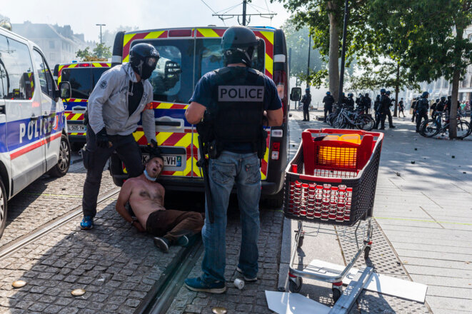 Photo de Bruno Kaïk, derrière les fourgons de police, entouré de policiers de la BAC, le 3 août, à Nantes. © Greg Looping / Hans Lucas Photo de Bruno Kaïk, derrière les fourgons de police, entouré de policiers de la BAC, le 3 août, à Nantes. © Greg Looping / Hans Lucas