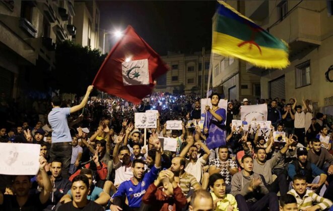 Les manifestants brandissent le drapeau de la République du Rif (à gauche) et le drapeau tricolor pan-berbère (à droite) lors d'une manifestation à Al-Hoceima, une ville du nord du Maroc, le 1er juin 2017. (Reuters/Youssef Boudlal) Les manifestants brandissent le drapeau de la République du Rif (à gauche) et le drapeau tricolor pan-berbère (à droite) lors d'une manifestation à Al-Hoceima, une ville du nord du Maroc, le 1er juin 2017. (Reuters/Youssef Boudlal)