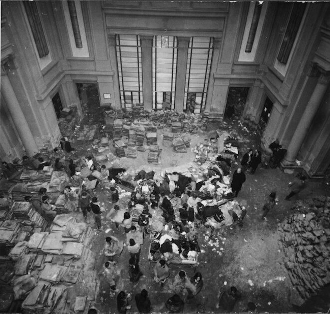 Inondation de Florence, 20 novembre 1966 : livres endommagés rassemblés dans le grand hall de la Bibliothèque nationale de Florence avant d’être mis au sec puis restaurés. © photo Studio Vaghi, Parma. Avec l’autorisation du Ministero dei beni e della attività culturali / Biblioteca Nazionale Centrale di Firenze Inondation de Florence, 20 novembre 1966 : livres endommagés rassemblés dans le grand hall de la Bibliothèque nationale de Florence avant d’être mis au sec puis restaurés. © photo Studio Vaghi, Parma. Avec l’autorisation du Ministero dei beni e della attività culturali / Biblioteca Nazionale Centrale di Firenze