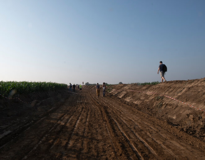 Une tranchée à travers un champ du Triangle de Gonesse © Sophie Deiss Une tranchée à travers un champ du Triangle de Gonesse © Sophie Deiss