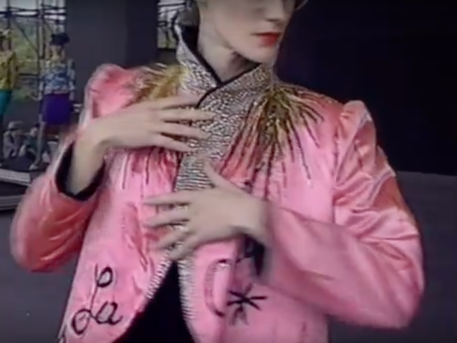 Défilé Yves Saint Laurent fête de l'Humanité 8 sept. 1988 © Musée Yves Saint Laurent (vidéo Pierre Bergé - screenshot) Défilé Yves Saint Laurent fête de l'Humanité 8 sept. 1988 © Musée Yves Saint Laurent (vidéo Pierre Bergé - screenshot)