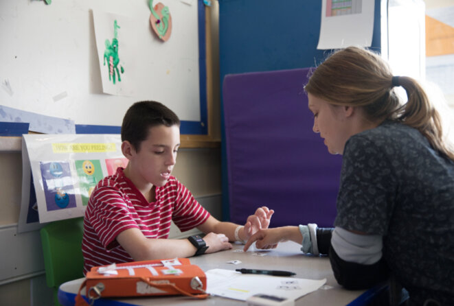 Dispositif de repérage Les enfants autistes de l'académie portent à tour de rôle un bracelet qui suit leur rythme cardiaque, leur sueur et leurs mouvements. © Erin Little Dispositif de repérage Les enfants autistes de l'académie portent à tour de rôle un bracelet qui suit leur rythme cardiaque, leur sueur et leurs mouvements. © Erin Little